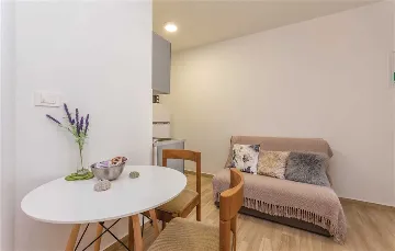 Turanj 2-Bedroom Apartment Sleeps 4 Near the Sea