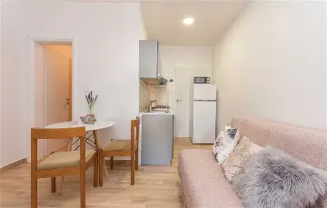 Turanj 2-Bedroom Apartment Sleeps 4 Near the Sea