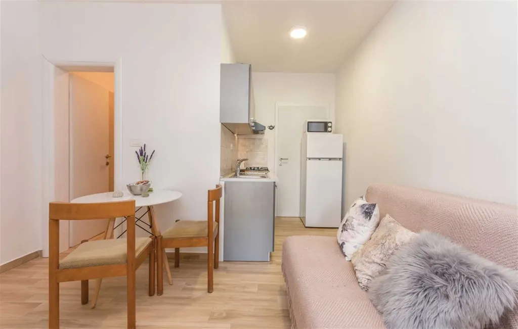 Turanj 2-Bedroom Apartment Sleeps 4 Near the Sea