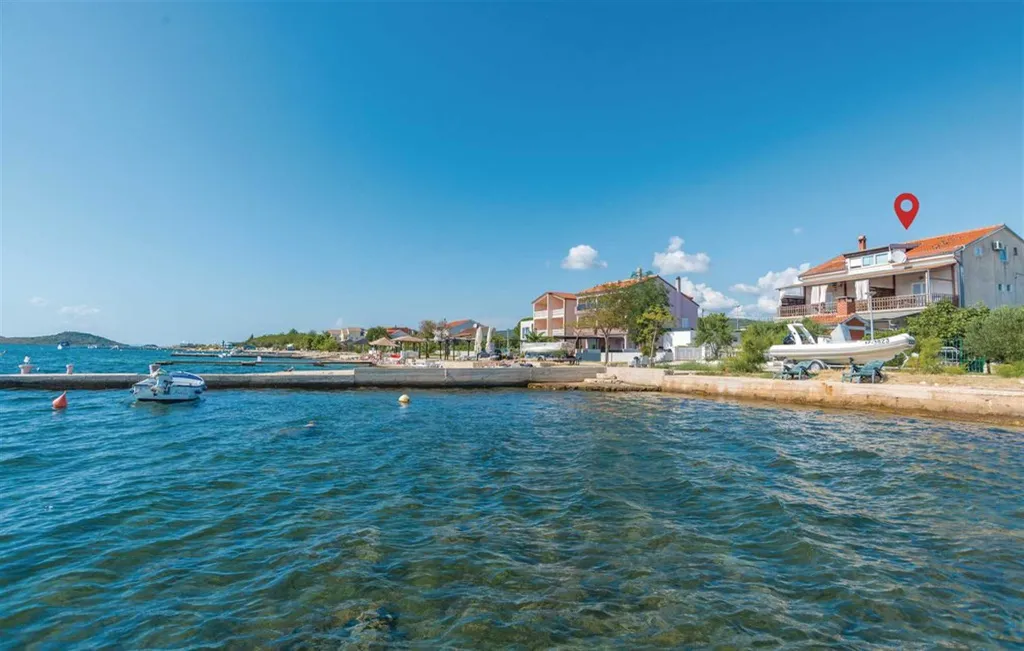 Turanj 2-Bedroom Apartment Sleeps 4 Near the Sea