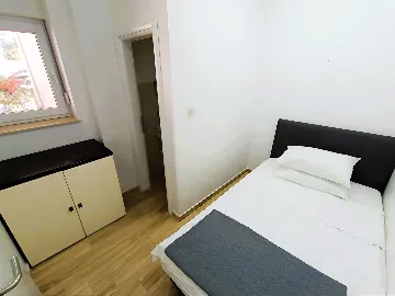 Turanj 2-Bedroom Apartment Sleeps 4 Near the Sea