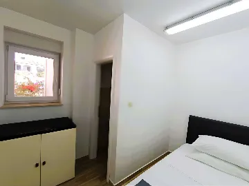 Turanj 2-Bedroom Apartment Sleeps 4 Near the Sea