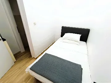 Turanj 2-Bedroom Apartment Sleeps 4 Near the Sea