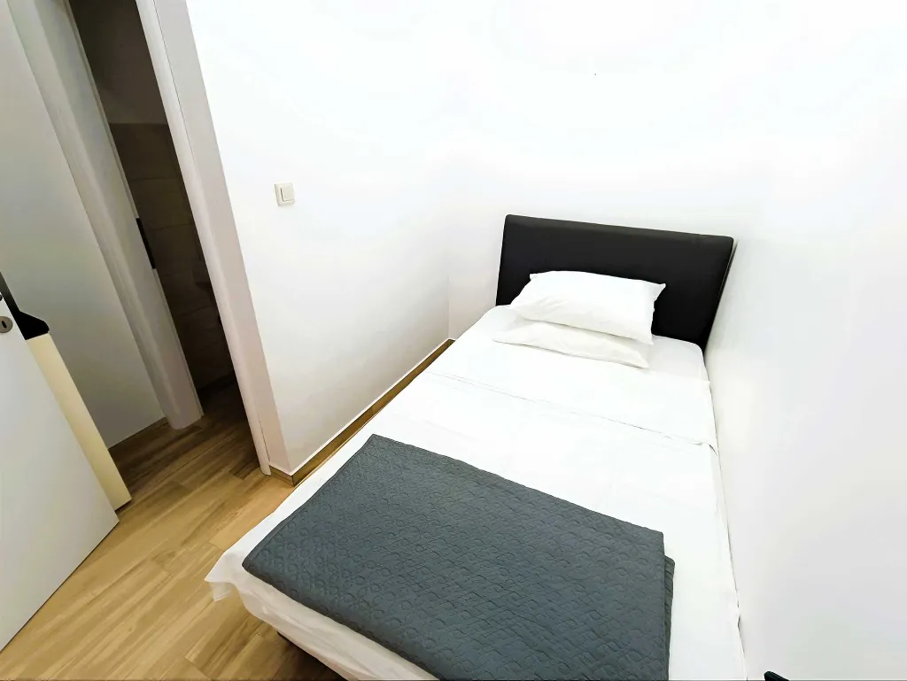 Turanj 2-Bedroom Apartment Sleeps 4 Near the Sea