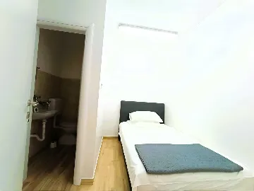 Turanj 2-Bedroom Apartment Sleeps 4 Near the Sea