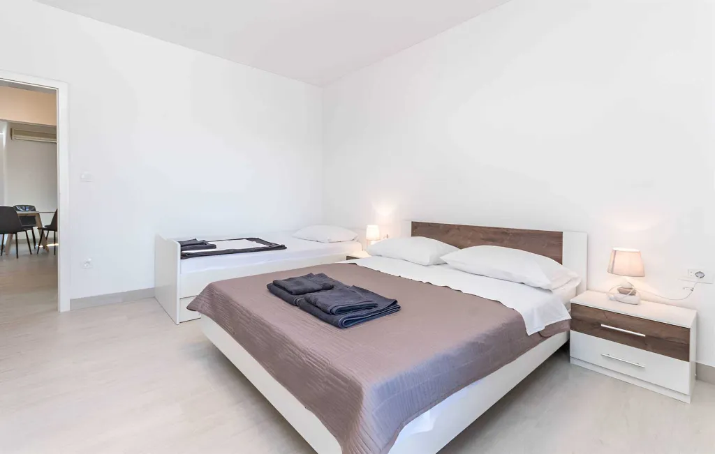 Turanj 1-Bedroom Apartment, 20 m from the Sea
