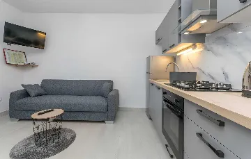 Turanj 1-Bedroom Apartment, 20 m from the Sea