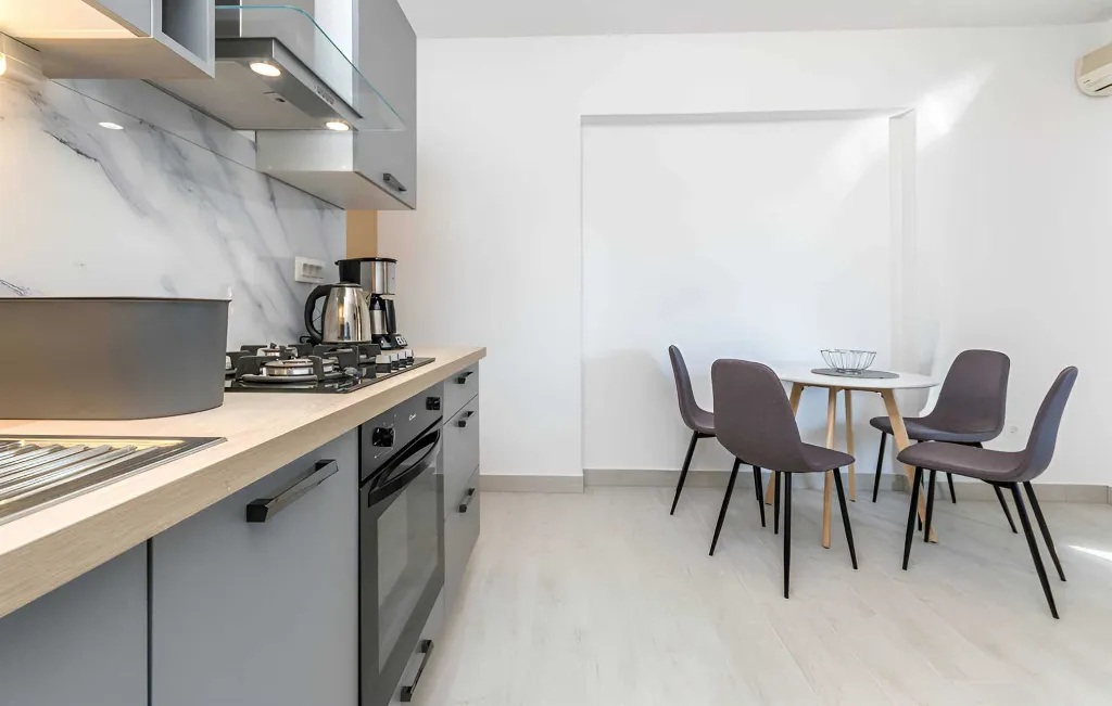 Turanj 1-Bedroom Apartment, 20 m from the Sea