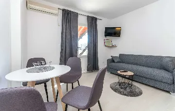 Turanj 1-Bedroom Apartment, 20 m from the Sea