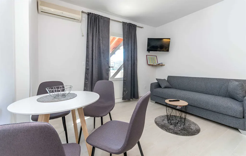 Turanj 1-Bedroom Apartment, 20 m from the Sea