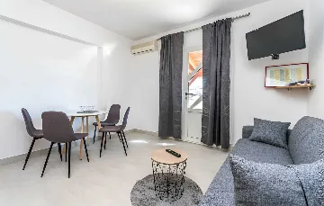 Turanj 1-Bedroom Apartment, 20 m from the Sea