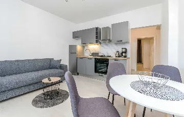 Turanj 1-Bedroom Apartment, 20 m from the Sea