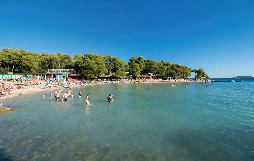 Turanj 1-Bedroom Apartment, 20 m from the Sea