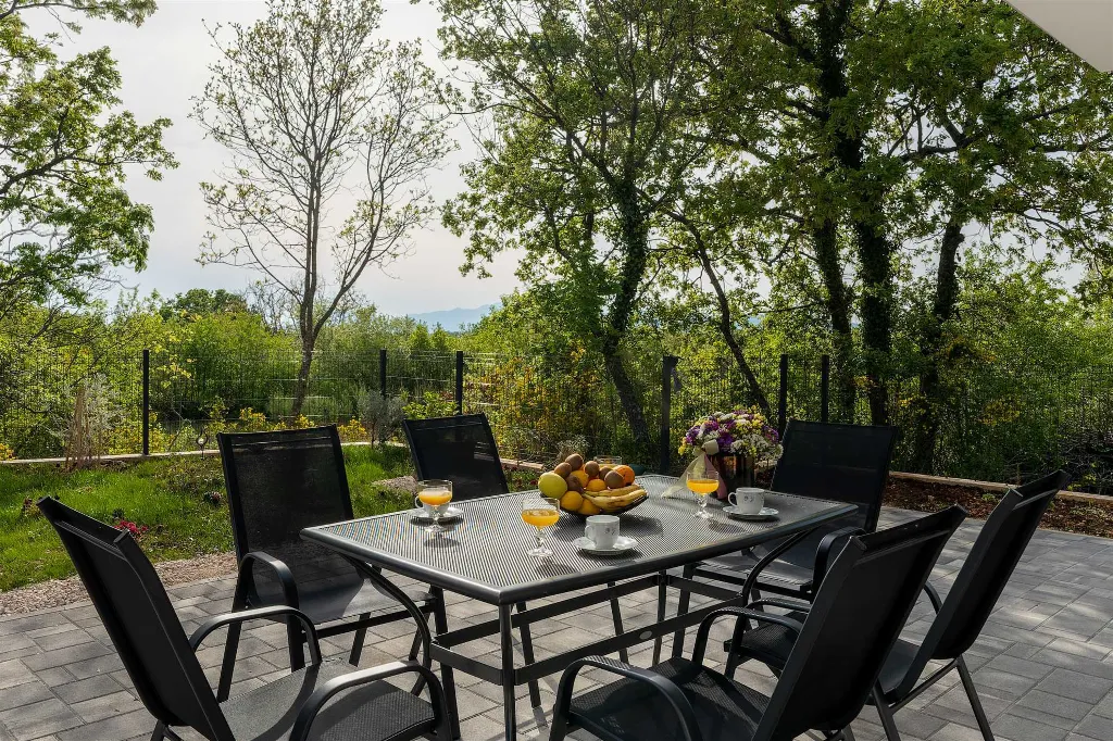Modern Villa for 6 Guests in Lovreć with Outdoor Pool