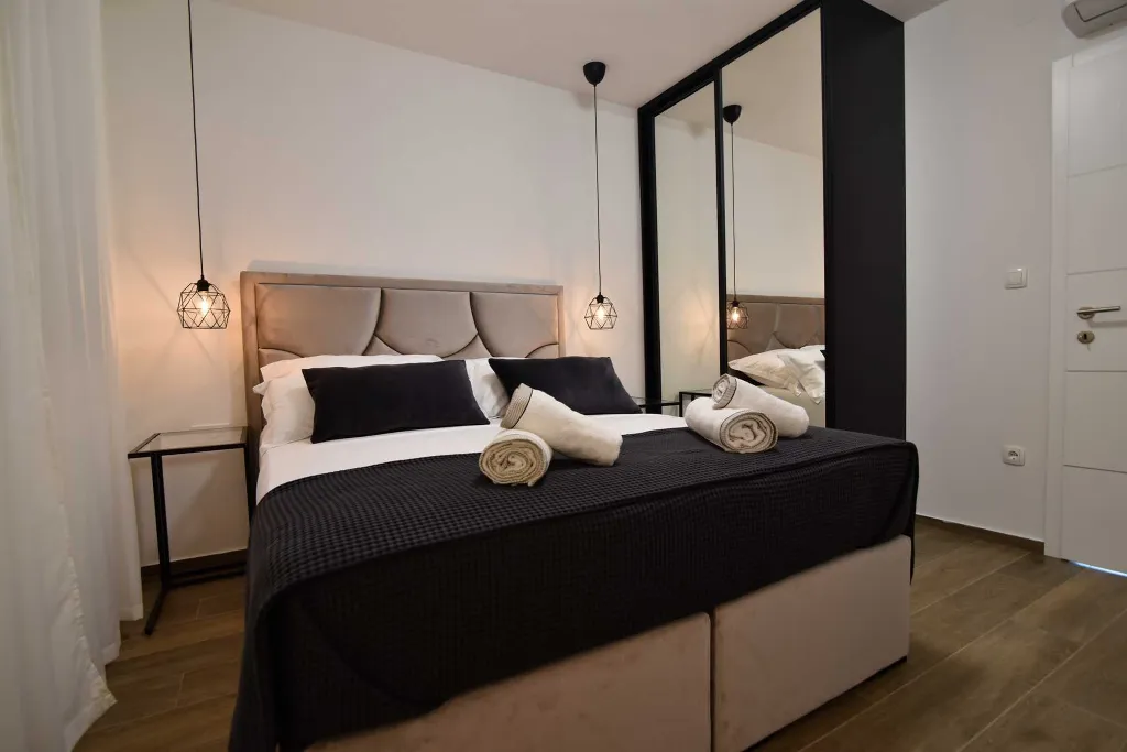 Heated Rooftop Pool Apartment for 4 Guests in Bibinje