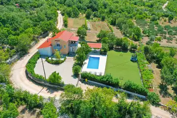 Private Pool Air-Conditioned Villa in Žeževica