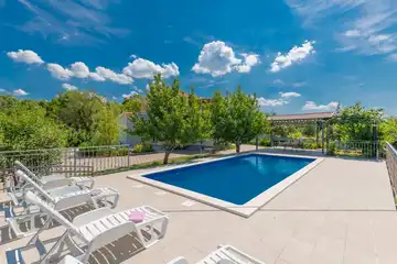 Private Pool Air-Conditioned Villa in Žeževica
