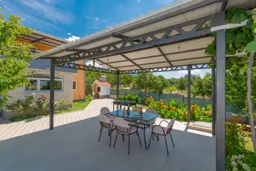 Private Pool Air-Conditioned Villa in Žeževica