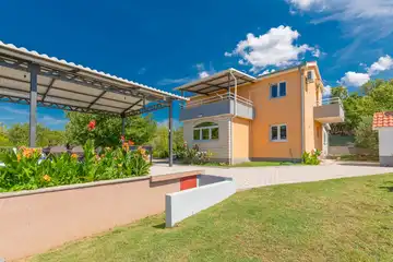 Private Pool Air-Conditioned Villa in Žeževica