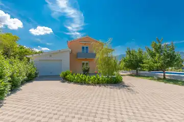 Private Pool Air-Conditioned Villa in Žeževica
