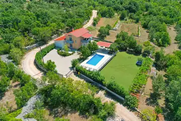 Private Pool Air-Conditioned Villa in Žeževica