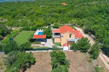 Private Pool Air-Conditioned Villa in Žeževica