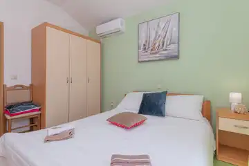 Private Pool Air-Conditioned Villa in Žeževica