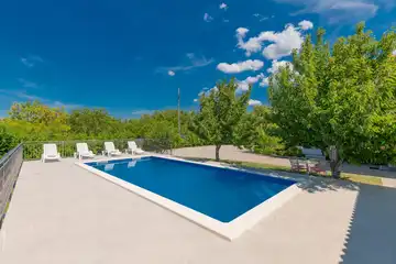 Private Pool Air-Conditioned Villa in Žeževica