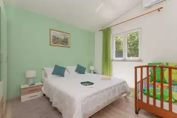 Private Pool Air-Conditioned Villa in Žeževica