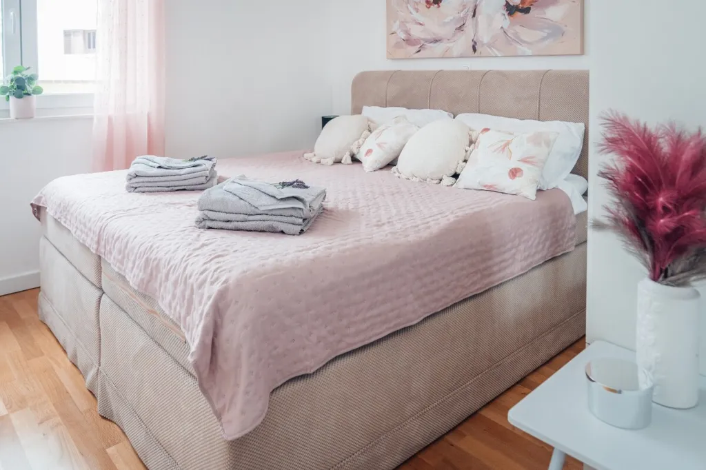 2-Bedroom Apartment with Pool in Slatine