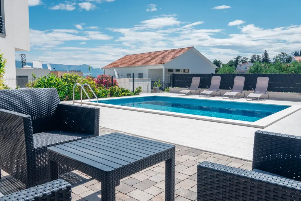 2-Bedroom Apartment with Pool in Slatine