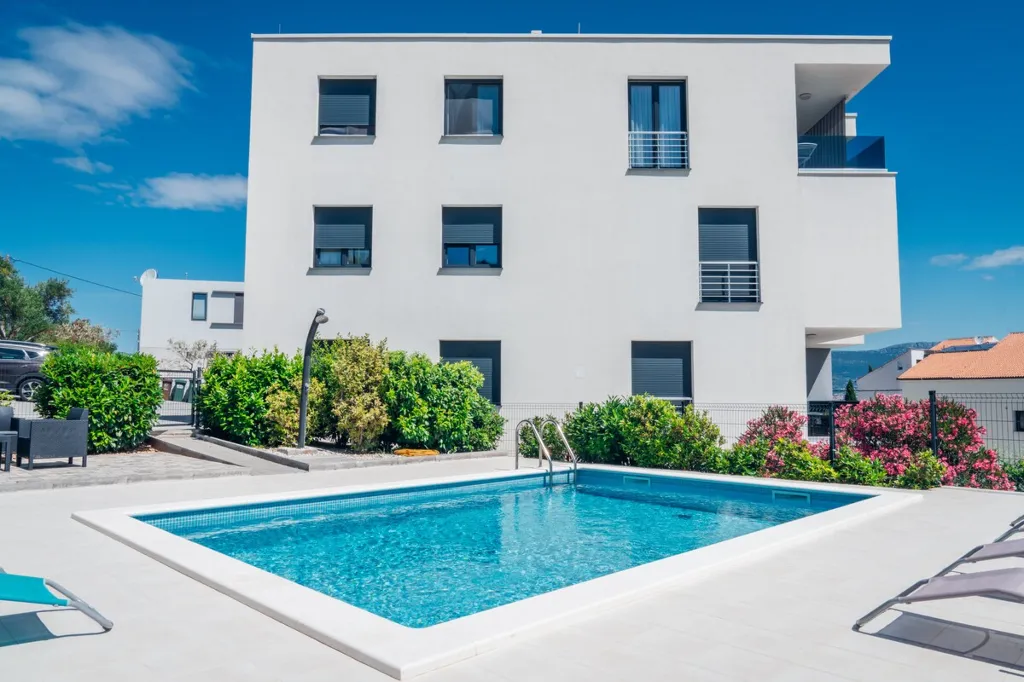 2-Bedroom Apartment with Pool in Slatine