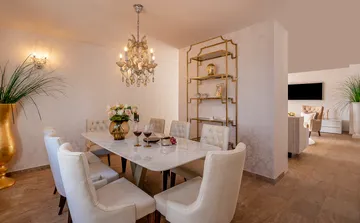 Villa with Pool, Sauna & Jacuzzi in Pražnica