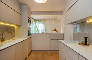 Villa with Pool, Sauna & Jacuzzi in Pražnica