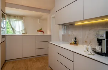 Villa with Pool, Sauna & Jacuzzi in Pražnica