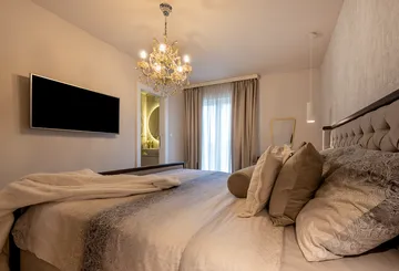 Villa with Pool, Sauna & Jacuzzi in Pražnica