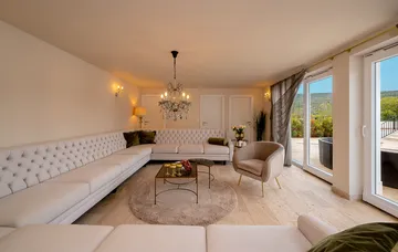 Villa with Pool, Sauna & Jacuzzi in Pražnica