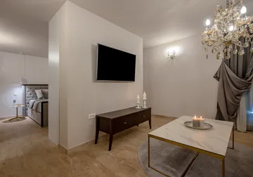 Villa with Pool, Sauna & Jacuzzi in Pražnica