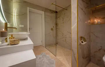 Villa with Pool, Sauna & Jacuzzi in Pražnica