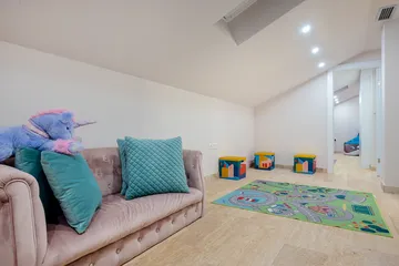 Villa with Pool, Sauna & Jacuzzi in Pražnica