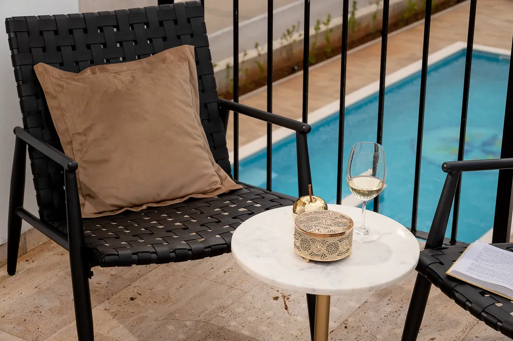 Villa with Pool, Sauna & Jacuzzi in Pražnica
