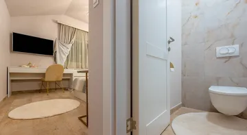 Villa with Pool, Sauna & Jacuzzi in Pražnica