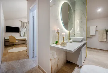 Villa with Pool, Sauna & Jacuzzi in Pražnica