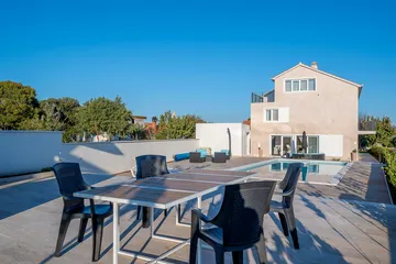 Villa with Pool, Sauna & Jacuzzi in Pražnica