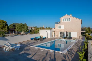 Villa with Pool, Sauna & Jacuzzi in Pražnica
