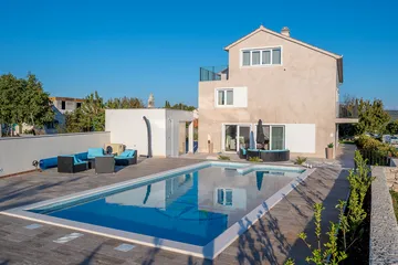 Villa with Pool, Sauna & Jacuzzi in Pražnica