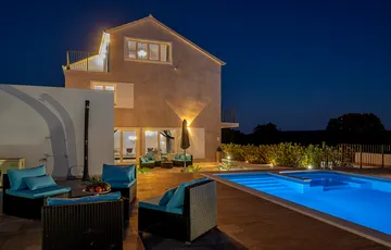 Villa with Pool, Sauna & Jacuzzi in Pražnica