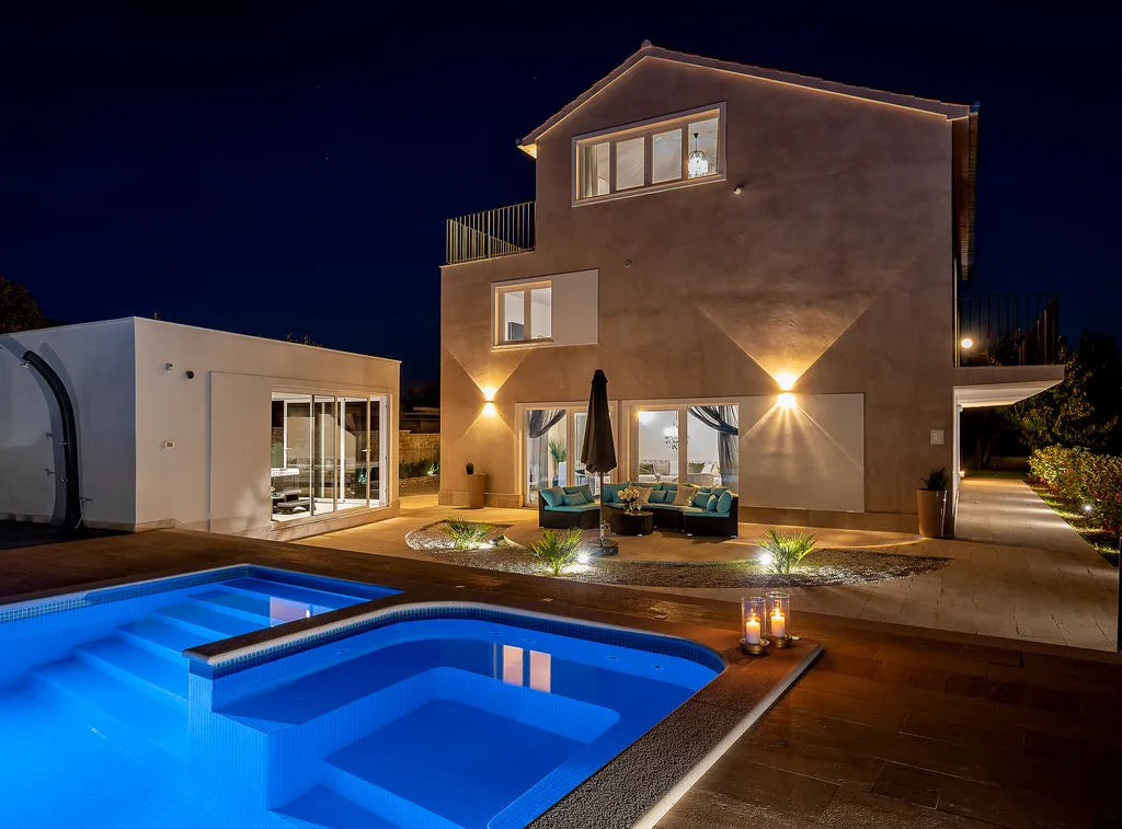 Villa with Pool, Sauna & Jacuzzi in Pražnica