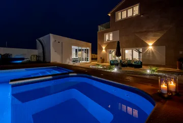 Villa with Pool, Sauna & Jacuzzi in Pražnica