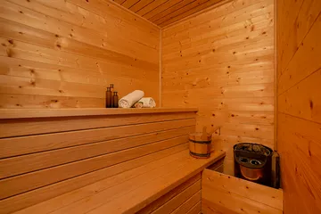 Villa with Pool, Sauna & Jacuzzi in Pražnica